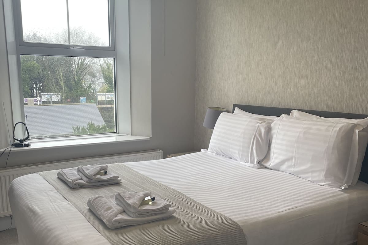 Habitación doble económica, 1 cama King size | 1 habitación, tabla de planchar con plancha, wifi gratis y ropa de cama