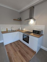 Tabla de planchar con plancha, wifi gratis y ropa de cama