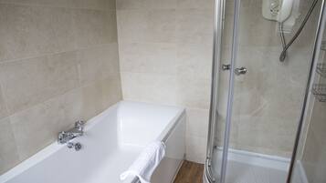 Family Suite | Bathroom | Free toiletries, towels