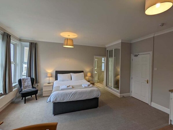 Comfort-Studiosuite | Bügeleisen/Bügelbrett, kostenloses WLAN, Bettwäsche