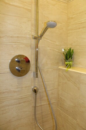 City appartement, 1 slaapkamer, niet-roken | Badkamer met douche