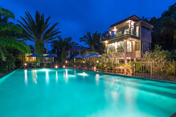 Una piscina al aire libre