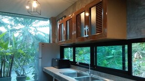 Three Bedrooms Villa (No.9) | Dapur pribadi | Mesin pembuat kopi/teh, lemari es, microwave, dan kompor