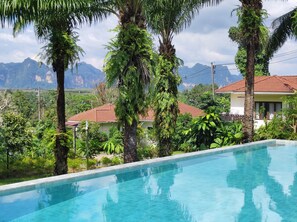 A swimming pool with a view of mountains and a house with a red roof. - Krabi Green Hill Pool Villas (Krabi)