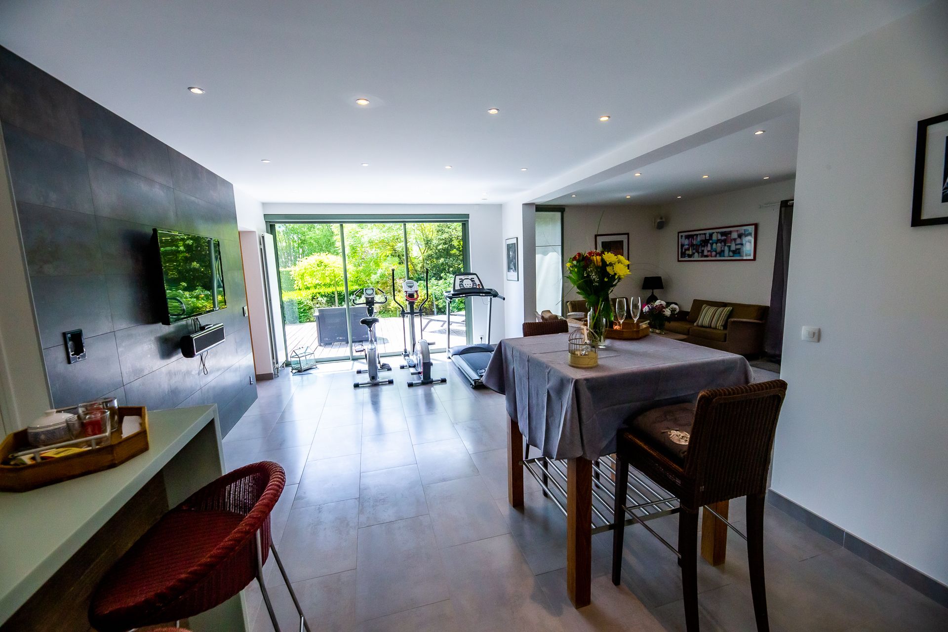 Premium suite, 1 queensize bed, hot tub, uitzicht op vallei | Woonruimte | Een flatscreentelevisie en een mp3-dock