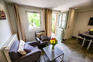 Deluxe-Suite, 1 Doppelbett, Whirlpool, Gartenblick (Eden) | Wohnbereich | Flachbildfernseher, MP3-Dockingstation