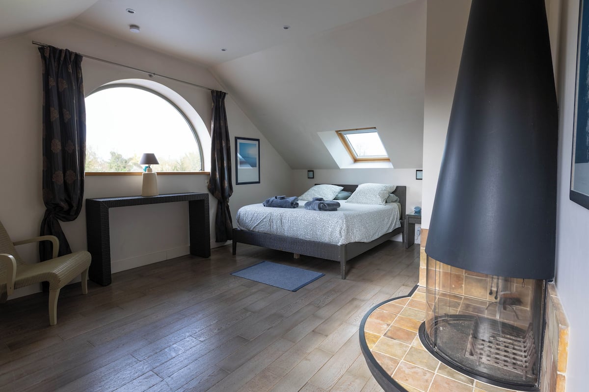 Premium-Suite, 1 Queen-Bett, Whirlpool, Talblick | Hochwertige Bettwaren, individuell dekoriert, individuell eingerichtet