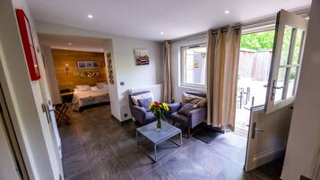 Deluxe-sviitti, 1 parisänky, poreamme, näköala puutarhaan (Eden) | 1 makuuhuone, ylelliset vuodevaatteet, yksilöllisesti sisustettu