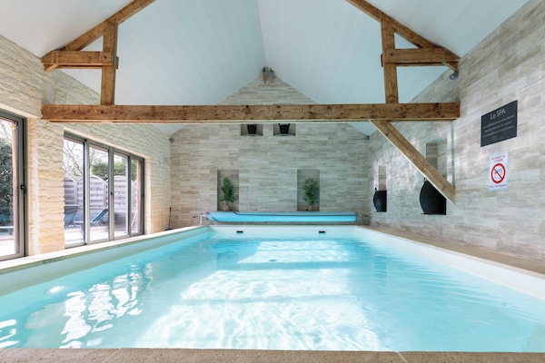 Una piscina techada, abierta desde las 09:30 hasta las 20:00, sombrillas