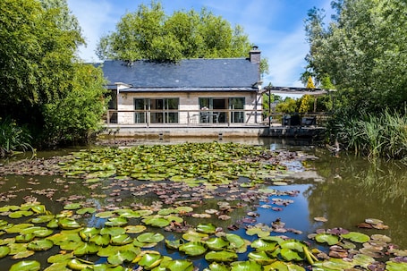 Jardín. Chambres d'Hôtes La Ferme de L'Oudon & Spa