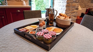 A breakfast tray with various foods and condiments on a table. - Chambres d'Hôtes La Ferme de L'Oudon & Spa (Saint-Pierre-en-Auge)