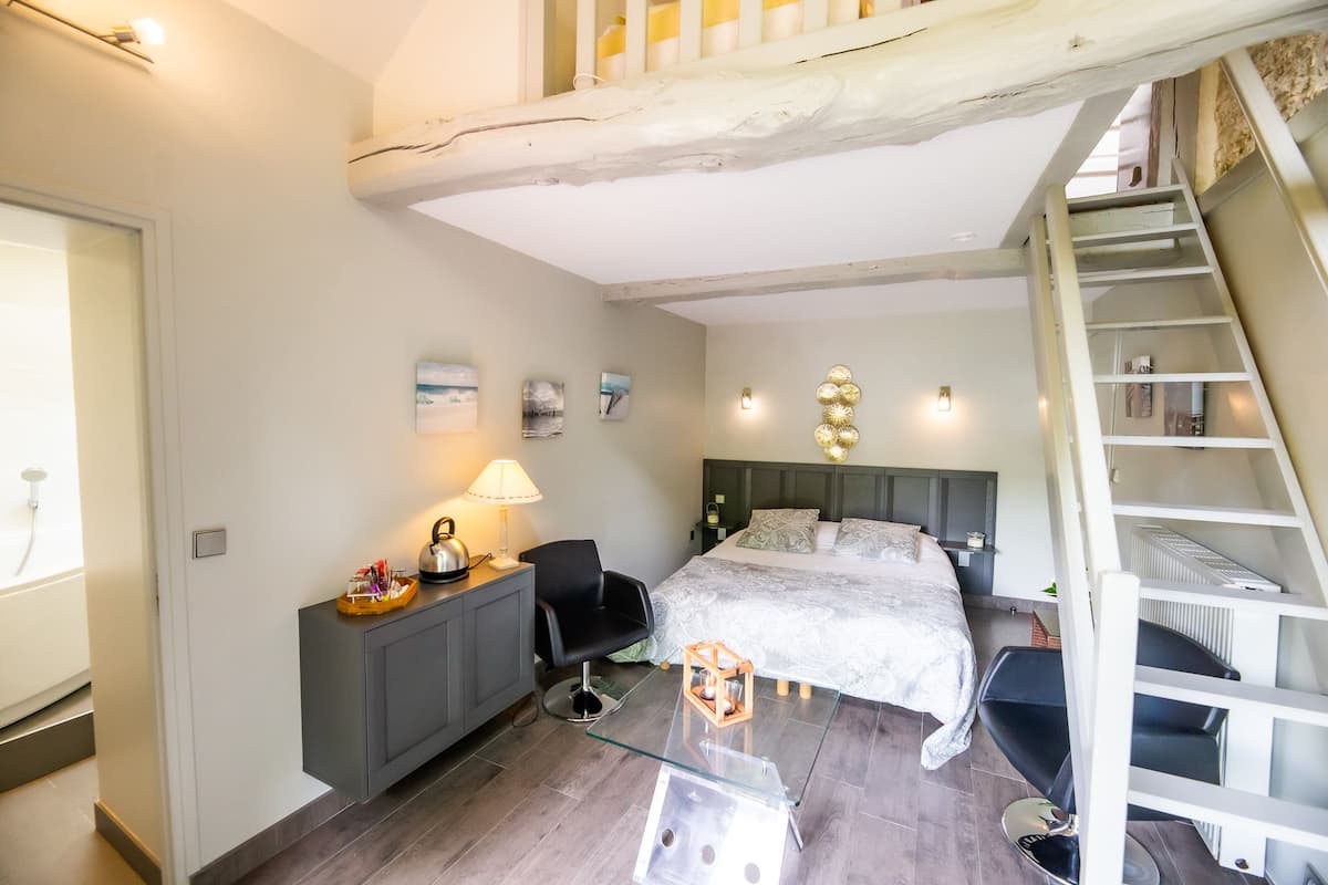 Camera (Loggia) | 1 camera, biancheria da letto di alta qualità, con stile personalizzato