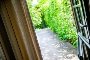 Deluxe-Suite, 1 Doppelbett, Whirlpool, Gartenblick (Eden) | Hochwertige Bettwaren, individuell dekoriert, individuell eingerichtet