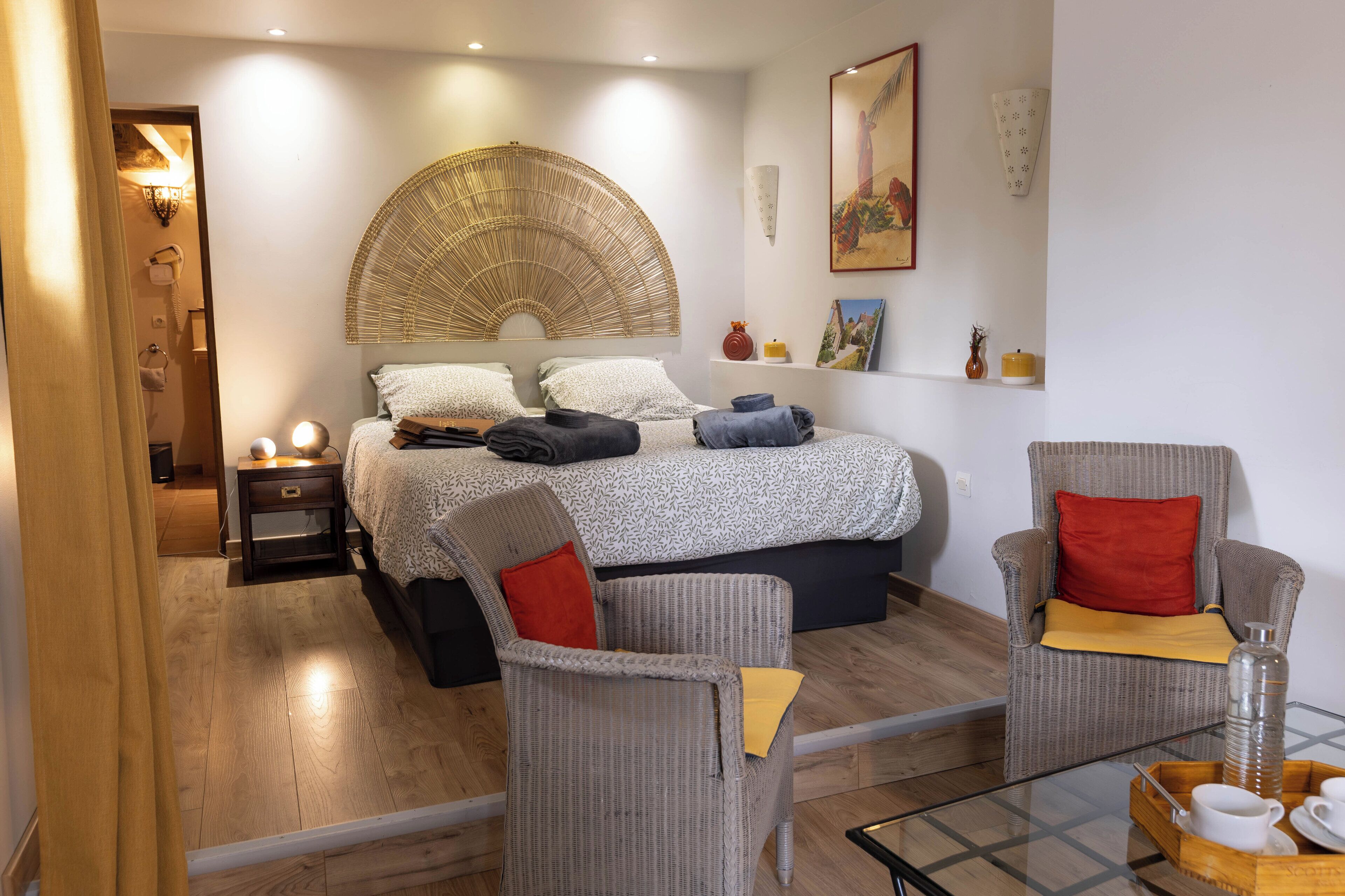 Huone (Romanesque room with a whirlpool bath) | Ylelliset vuodevaatteet, minibaari, yksilöllisesti sisustettu
