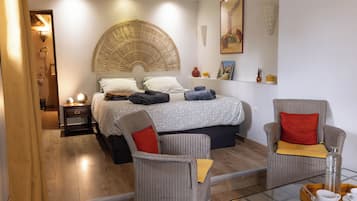 Huone (Romanesque room with a whirlpool bath) | Ylelliset vuodevaatteet, minibaari, yksilöllisesti sisustettu