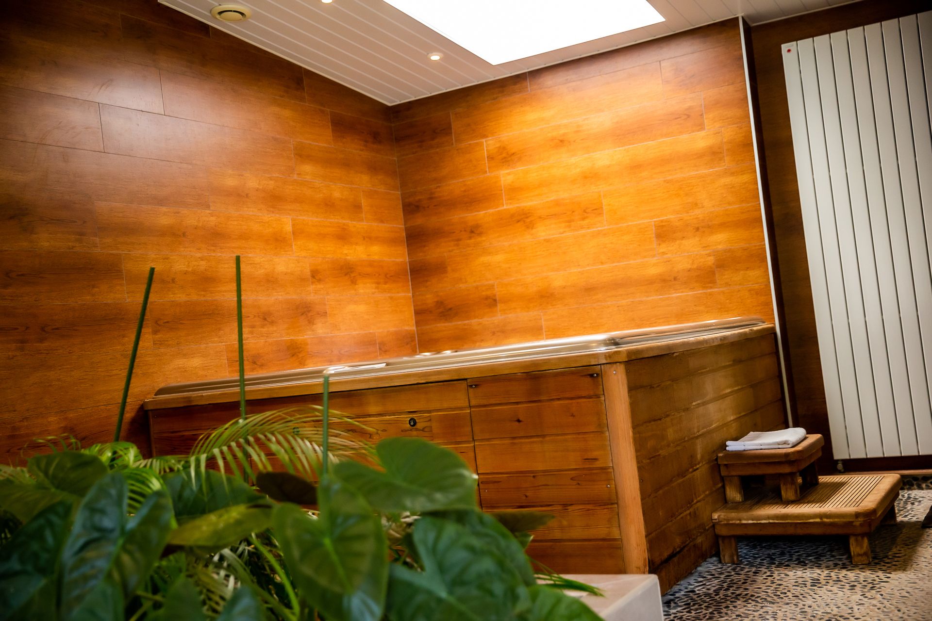 Suite – premium, 1 queensize-seng, spabadekar, dalutsikt | Sengetøy av topp kvalitet, individuelt dekorert og individuelt innredet