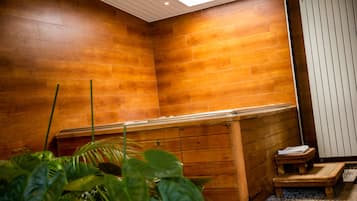 Suite – premium, 1 queensize-seng, spabadekar, dalutsikt | Sengetøy av topp kvalitet, individuelt dekorert og individuelt innredet