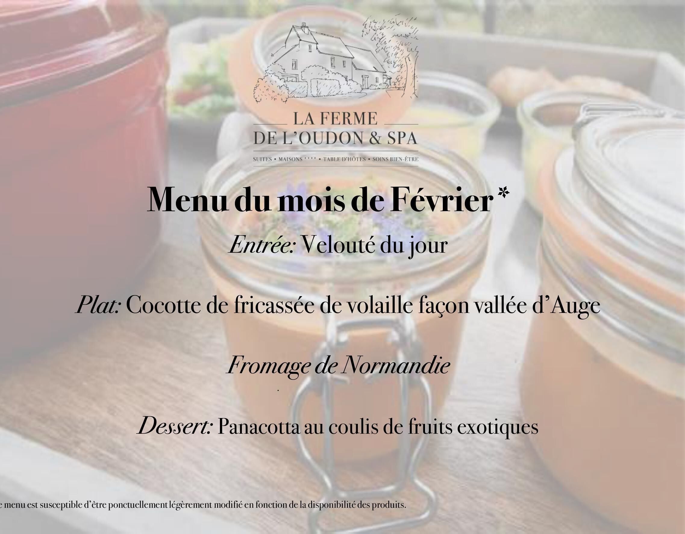 Menú de La Ferme De L'Oudon & Spa, que incluye un desayuno con crema de verduras del día, estofado de aves, un pastel normando y un postre de panna cotta con frutas exóticas.
