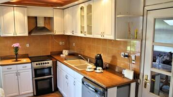 Romantic Apartment, 1 Bedroom, Sea View | Private kitchen | Fridge, oven, stovetop, coffee/tea maker