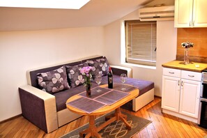 Departamento romántico, 1 habitación, vista al mar | Sala de estar | Televisión de pantalla plana