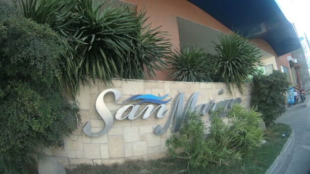 Ein Gebäude mit einem großen Schild, auf dem "San Marino" steht.