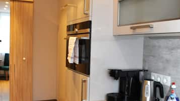 Caja de seguridad en la habitación y espacio para trabajar con laptop
