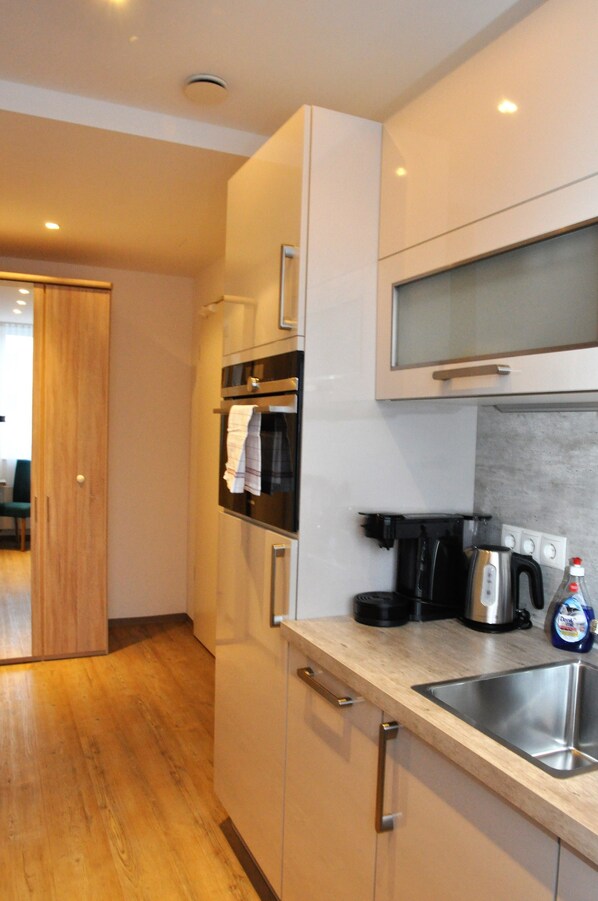 ห้องคลาสสิกสตูดิโอ | ตู้นิรภัยในห้องพัก, พื้นที่ทำงานแบบใช้แล็ปท็อป, ผ้าม่านกันแสง