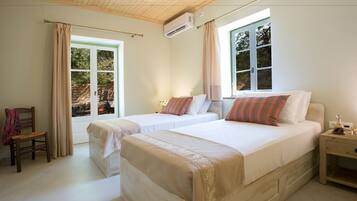 3 bedrooms, blackout curtains, iron/ironing board, free WiFi