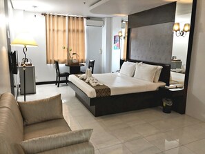 Escritorio, wifi gratis y ropa de cama 