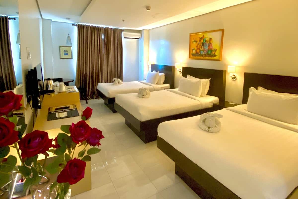 Family Room | Desk, free WiFi, bed sheets