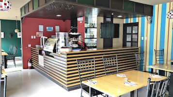 Se sirven desayunos, almuerzos, cenas y cocina local e internacional