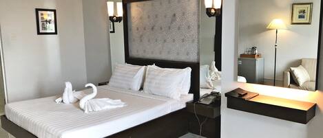 Deluxe kamer | Een bureau, gratis wifi, beddengoed