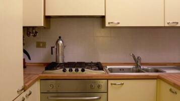 Appartamento familiare, 2 camere da letto, 2 bagni, edificio separato | Cucina privata