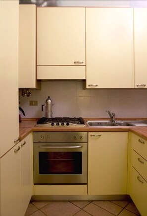 Apartamento familiar, 2 habitaciones, 2 baños, en edificio anexo | Cocina privada