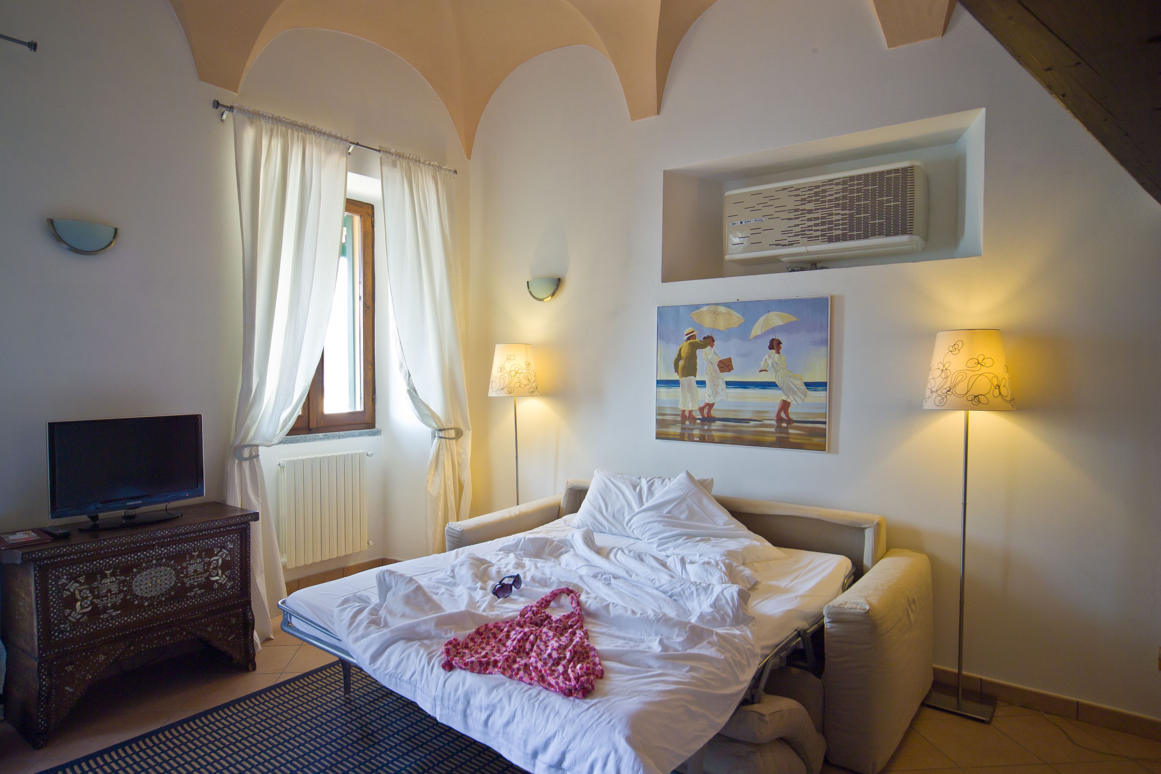 premium bedding, down duvets, in-room safe, desk