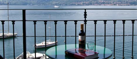 Chambre double ou avec lits jumeaux, vue sur le lac, dans lâĂ©difice annexe | Vue de la chambre