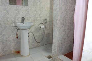 Premium Double Room | Bathroom | Towels, soap, toilet paper - Elmariz Kitchen Motel (Uyo)