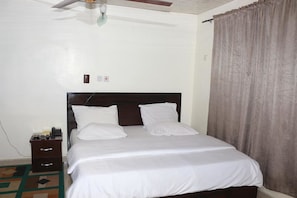 Literie de qualité supérieure, coffres-forts dans les chambres, bureau