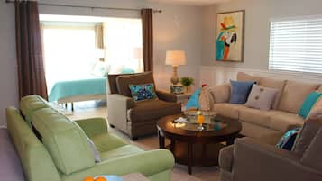 Suite Grand | Sala de estar | Smart TV de 50 pulgadas con canales digitales y televisión