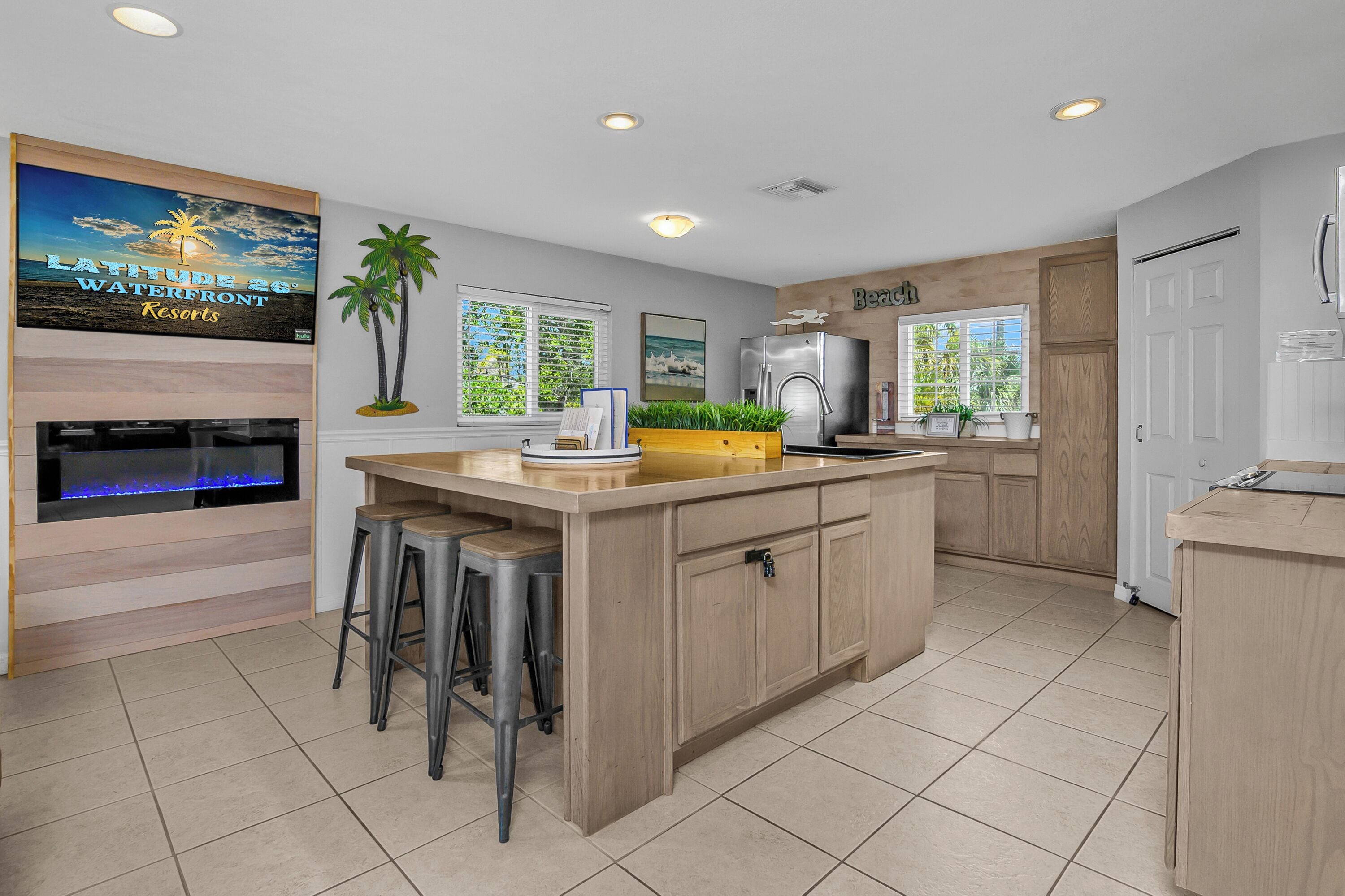 Grande Suite Waterview | Private kitchen | Microwave, coffee/tea maker