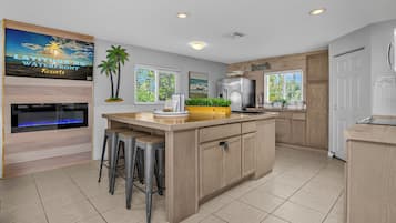 Grande Suite Waterview | Private kitchen | Microwave, coffee/tea maker