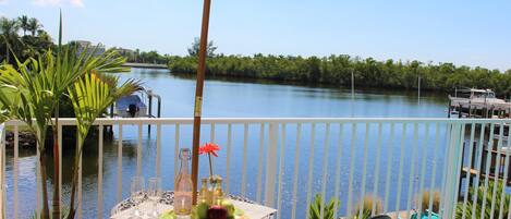 Panoramic-Studiosuite, 1 King-Bett, Balkon, Meerblick | Terrasse/Patio