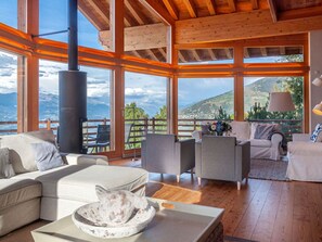 Fernseher, Kamin, DVD-Player