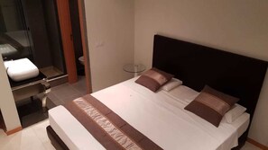 1 chambre, minibar, fer et planche à repasser