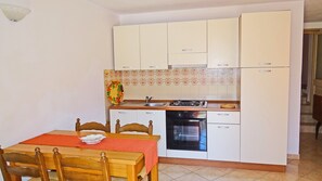 Jääkaappi, liesi, kahvin-/teenkeitin