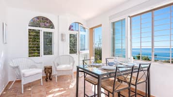 Appartement, 2 slaapkamers, terras | Dineren op de kamer