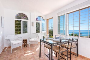 Apartamento, 2 habitaciones, terraza | Servicio de comidas en la habitación