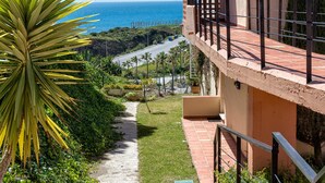 A balcony with a view of the ocean, a pathway, and some greenery. - Polarsol 2 (Mijas)