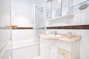 Căn hộ, 2 phòng ngủ, hiên | Phòng tắm | Vòi sen/bồn tắm kết hợp, máy sấy tóc, khăn tắm 
