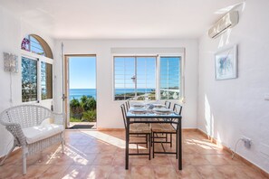 Apartamento, 2 habitaciones, terraza | Servicio de comidas en la habitación